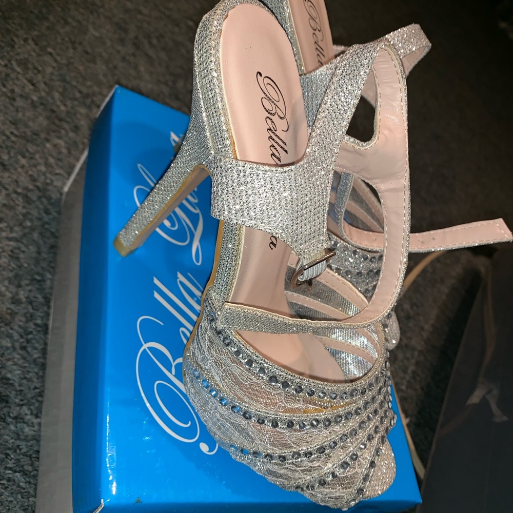 Size 5 1/2 . Only worn once